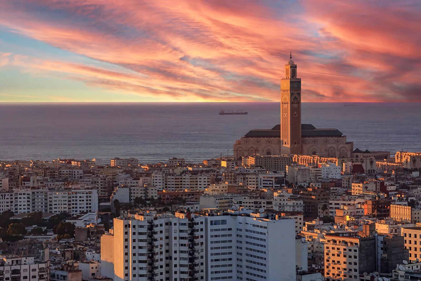 Vue panoramique de Casablanca avec la corniche et bâtiments urbains