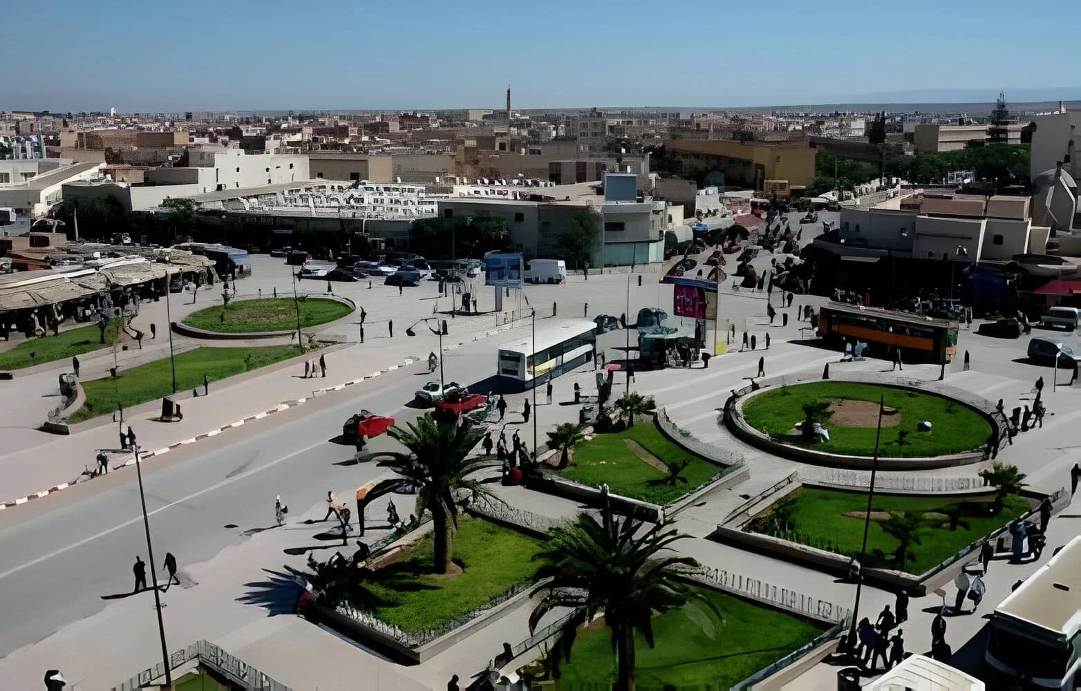 Vue sur le centre-ville d'Oujda et ses places aménagées