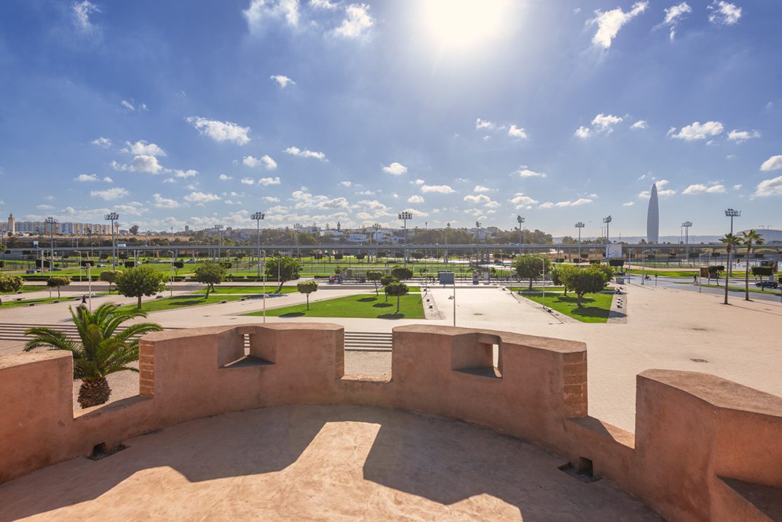Vue depuis les remparts de Salé, avec la tour Mohammed VI à l'horizon