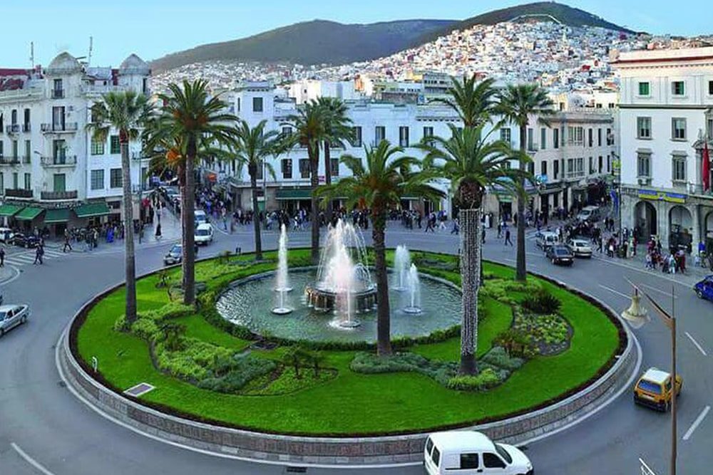Place Moulay El Mehdi et sa fontaine au centre de Tétouan, avec la médina blanche en arrière-plan